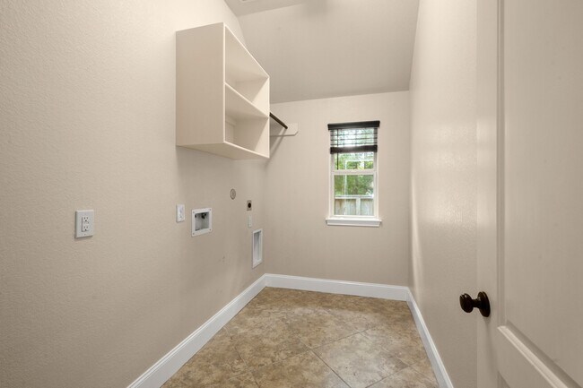 Building Photo - 110 Logan Pass Ct