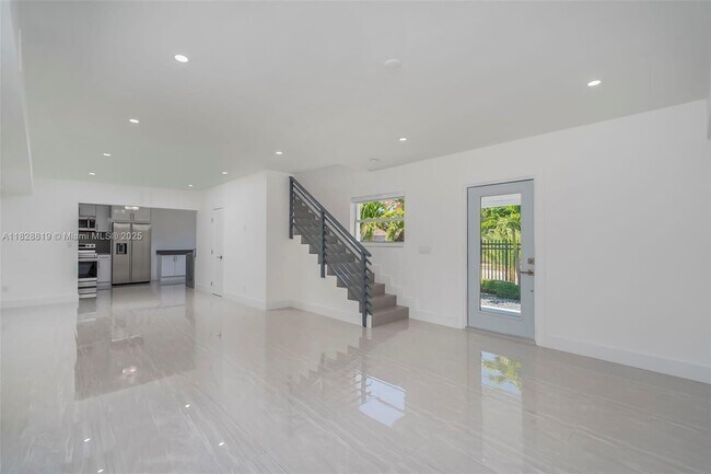 Building Photo - 590 SW 23rd Ave