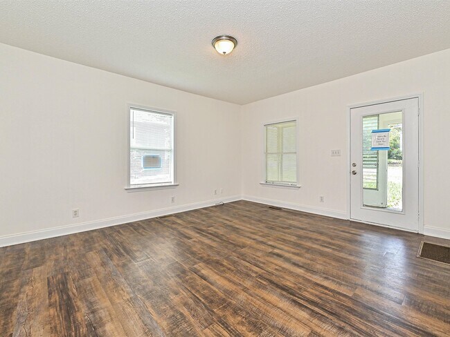 Building Photo - 610 N Pear St