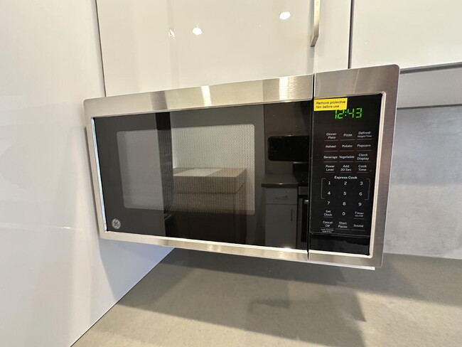 Building Photo - LIVE THE OCEAN BEACH LIFESTYLE!