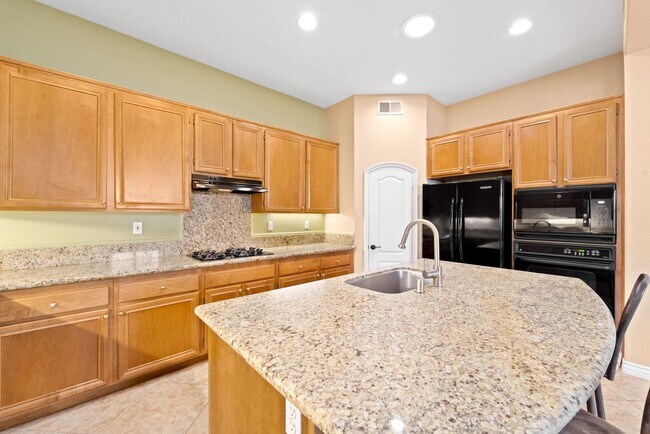 Building Photo - Beautiful & Spacious Single Level Eastlake...