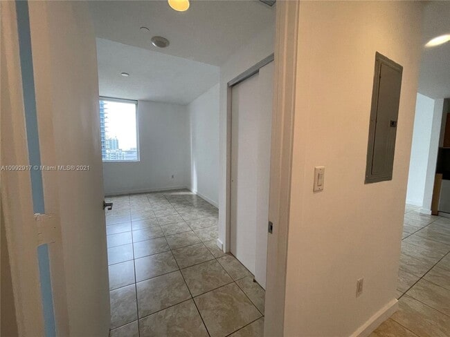 Building Photo - Luxury spacious 1-bedroom apartment with b...