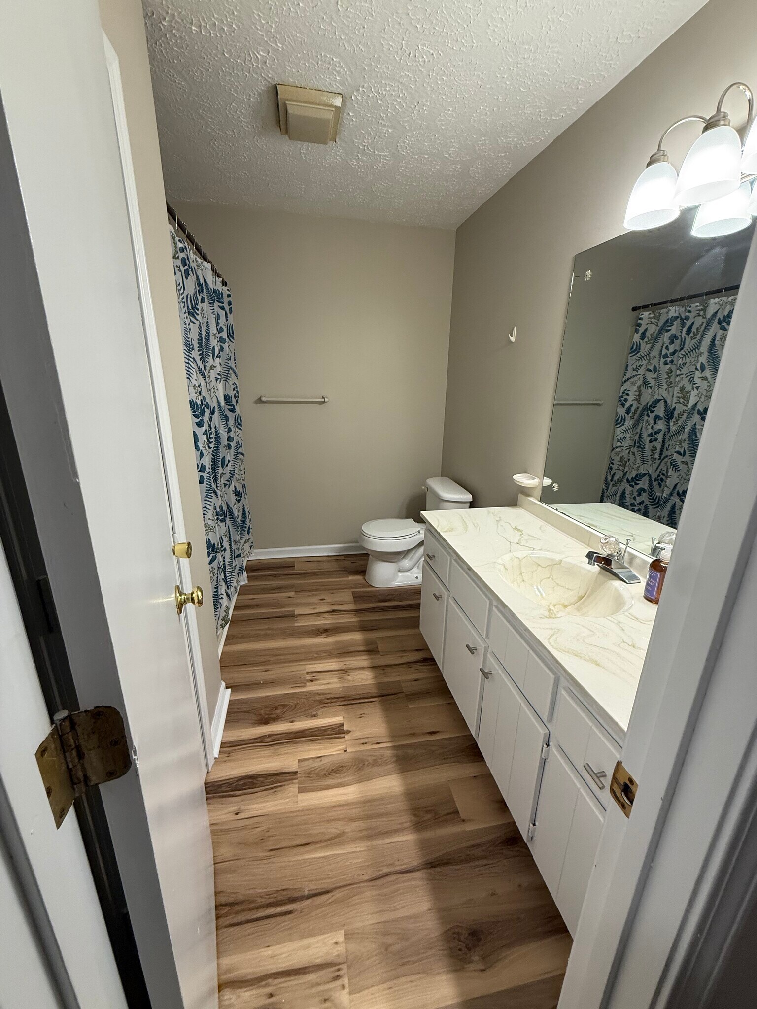 Building Photo - 719 Main St