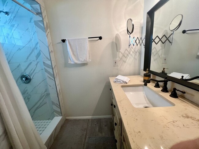 Building Photo - FULLY FURNISHED 2/2 OLD NE BUNGALOW