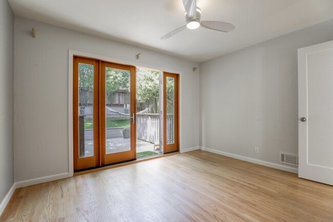 Building Photo - Charming 3 Bedroom and 2 Bath Home in Glen...