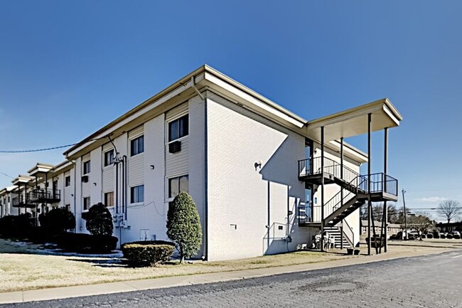 Building Photo - 550 E Bledsoe St
