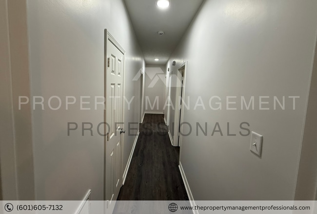 Building Photo - Renovated beauty near the country club and golf course!