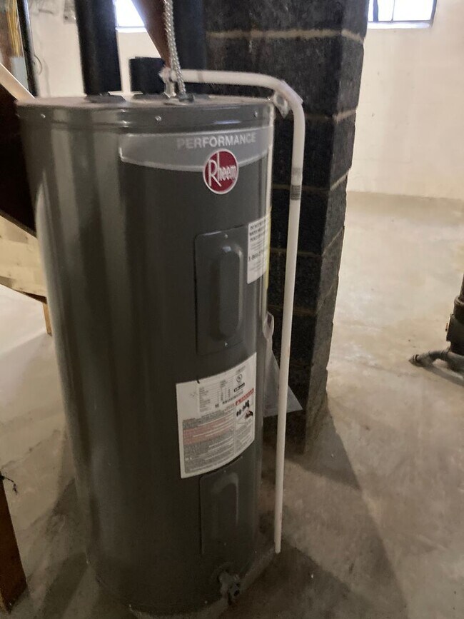 Building Photo - Nedrow remodeled 2 Bed ranch