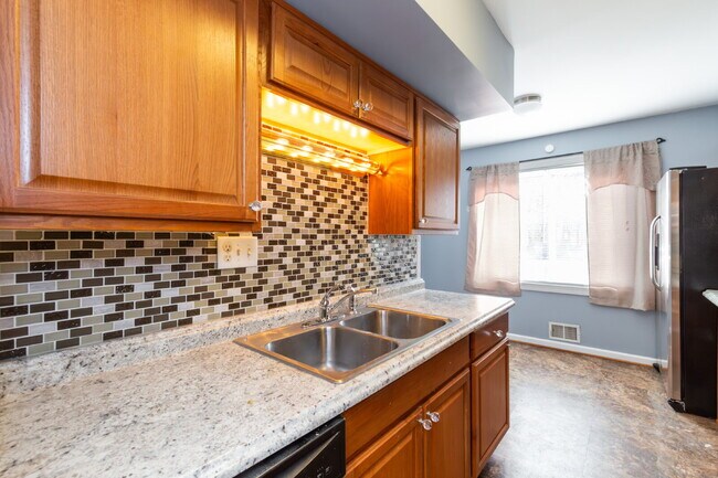 Building Photo - Spacious end-unit three-level townhome fea...