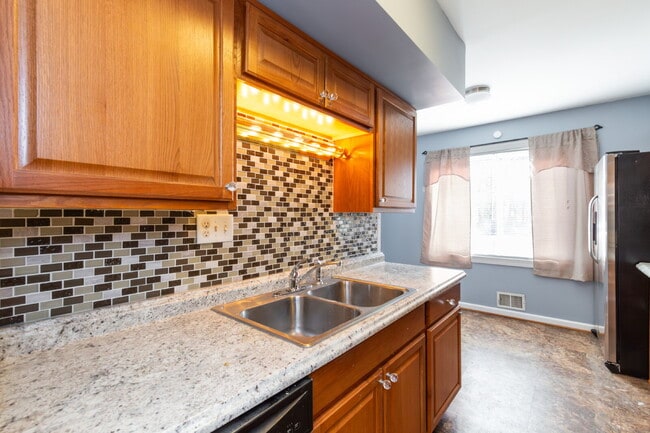 Building Photo - Spacious end-unit three-level townhome featuring 2 bedrooms and 2.5 bathrooms