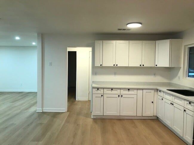 Building Photo - GLENOAKS