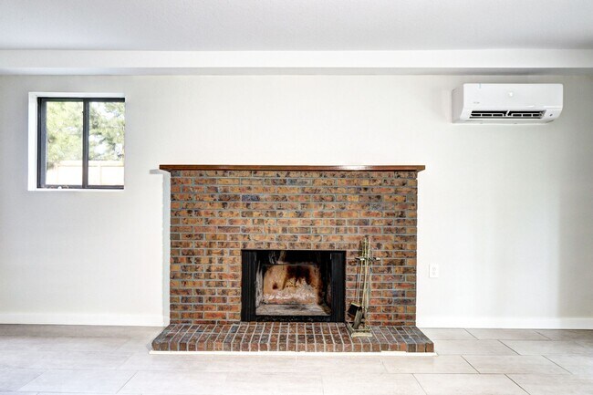 Building Photo - Updated 2 Bedroom 2 Bath Condo With Pool A...