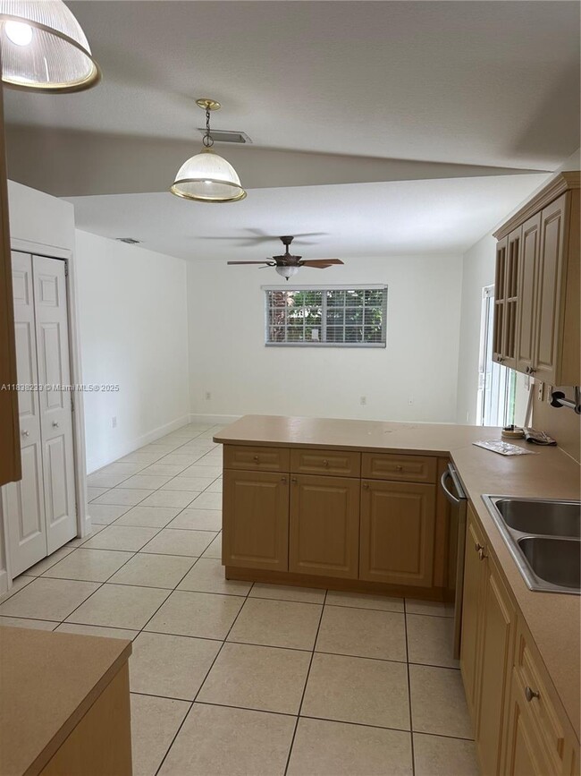 Building Photo - 16601 SW 92nd Ave