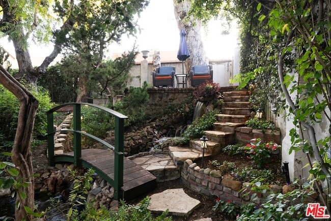 Building Photo - 2057 N Las Palmas Ave