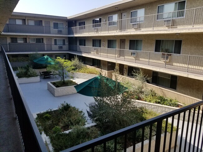 Gorgeous Interior Courtyard - 3717 Bagley Ave