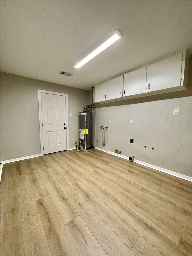 Building Photo - 817 N Valderas St