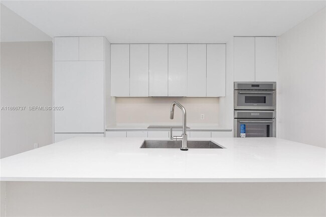 Building Photo - 700 NE 24th St