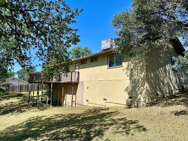 Building Photo - Well maintained home on 1.14 acres - Landscaping included!