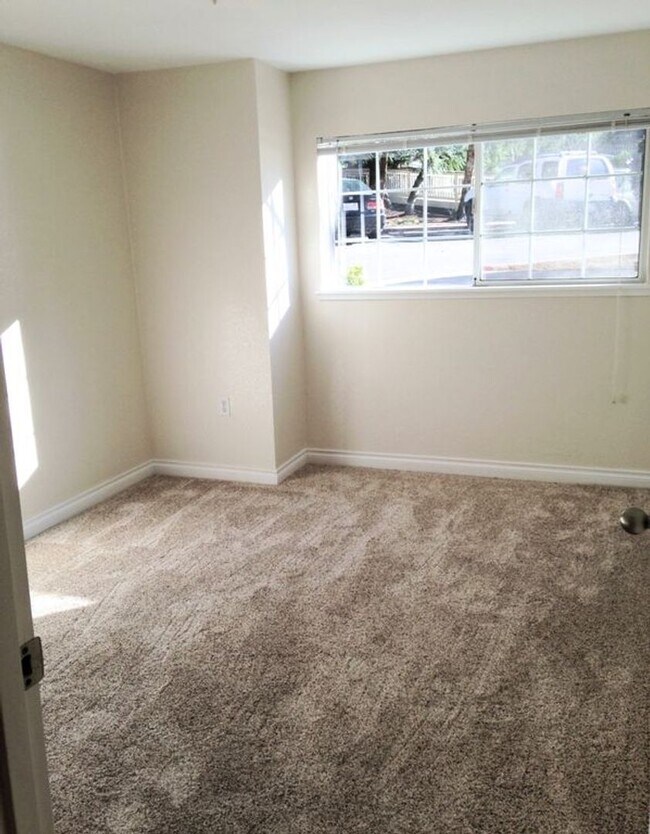 Building Photo - Mill Creek 3 Bedroom Ground Floor Corner Condo