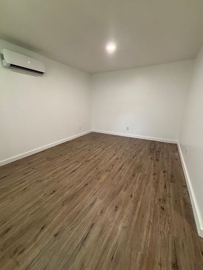 Building Photo - Move in Ready Luxury Renovated Spacious St...
