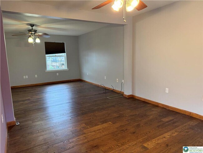 Building Photo - 4 bedroom 2.5 bathroom