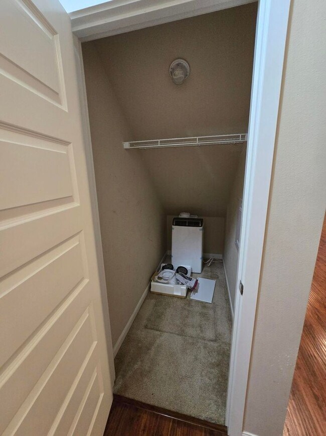 Building Photo - 4 Bedroom, 3 Bathroom House!