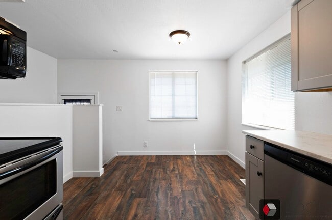Building Photo - Stunning Single Family Home In Excellent M...
