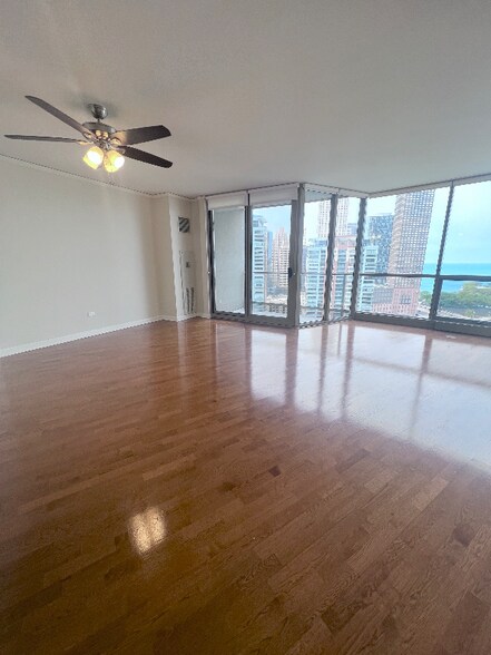 Building Photo - 420 E Waterside Dr