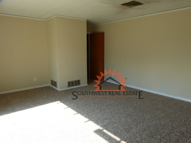 Building Photo - Spacious 3 bedrooms 1.5 baths home with 1 ...