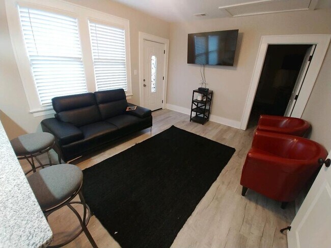 Building Photo - Charming 3BR House in Savannah
