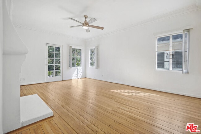 Building Photo - 201 S Poinsettia Pl