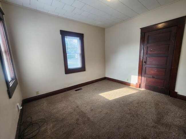 Building Photo - 2 Bedroom on the Southside