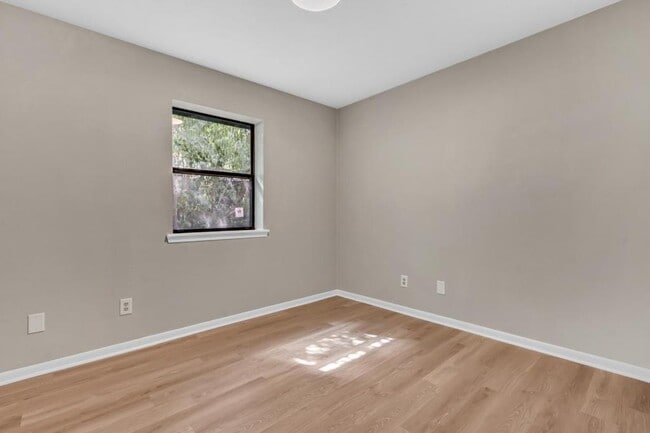 Building Photo - 104 N Oneal St