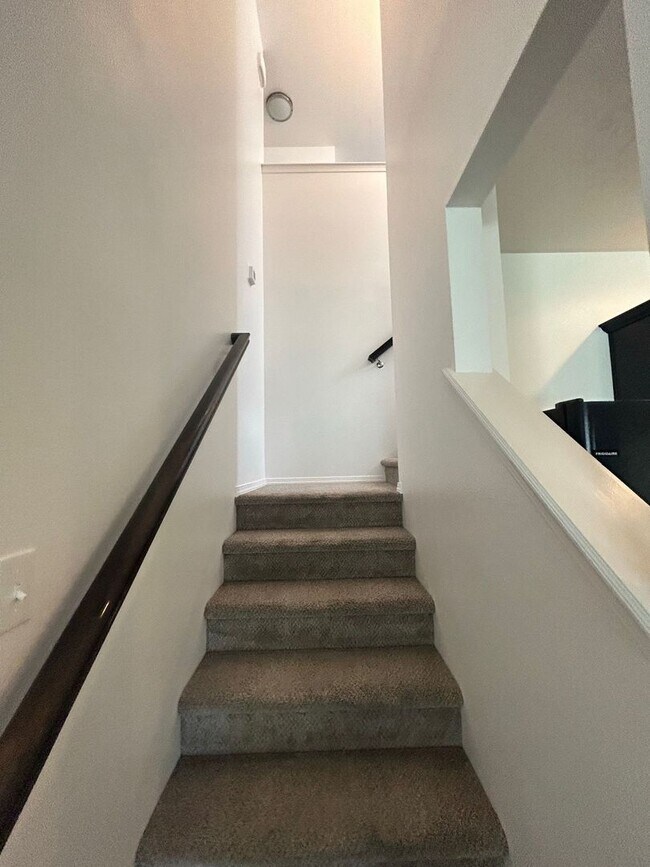 Building Photo - 3 Bedroom plus Loft For Rent! Victory Sout...