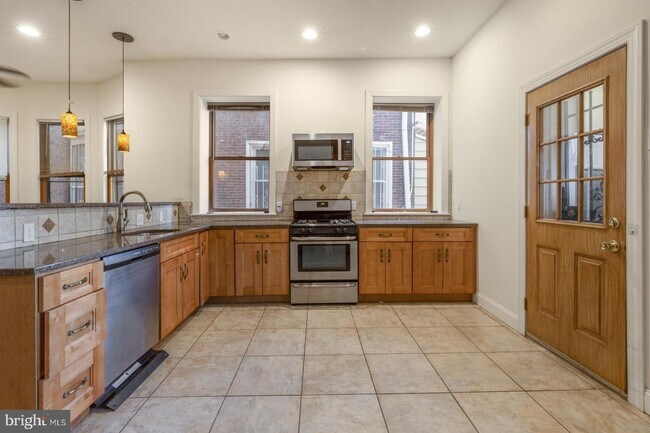 Building Photo - 4841 Cedar Ave