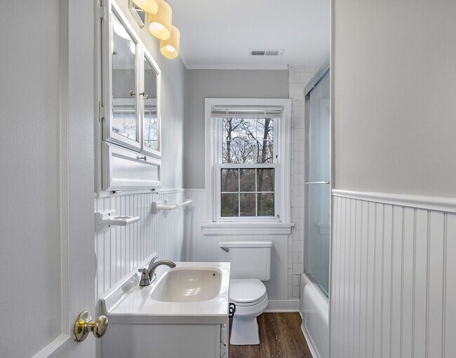 Building Photo - ADORABLE BUNGALOW IN LAKESIDE