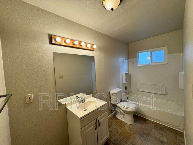 Building Photo - 4552 Ashcroft Ave