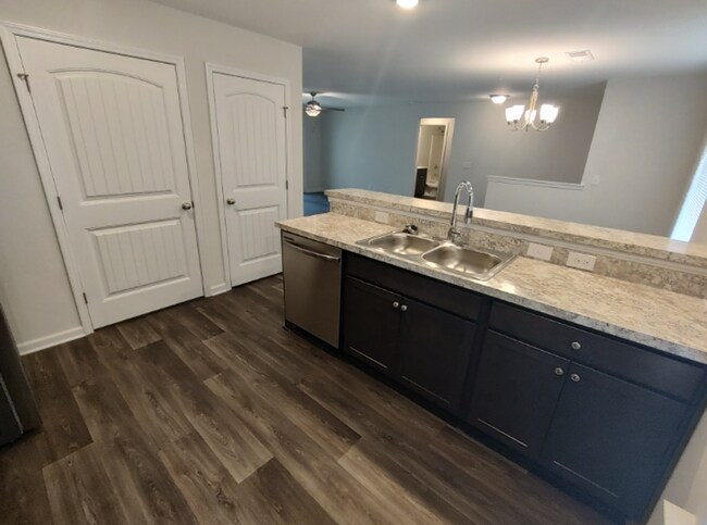 Building Photo - Move in Ready! Easy & Quick move-in process