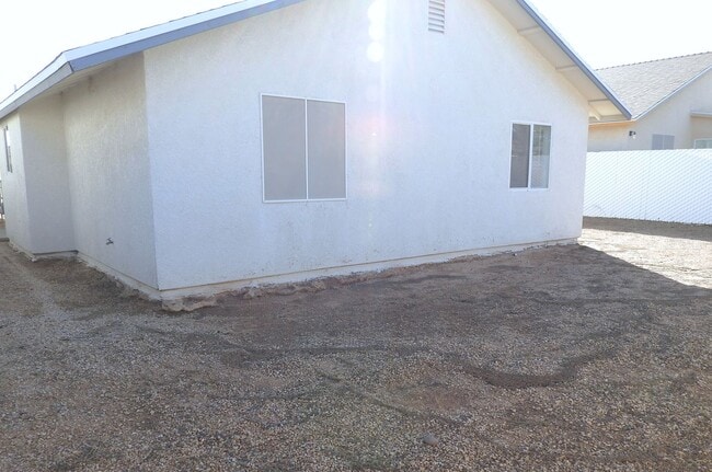 Building Photo - Inviting 3+2 split Floor plan!