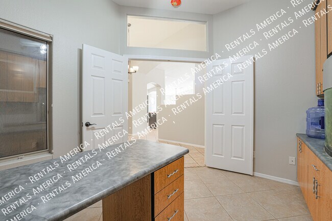 Building Photo - 703 W Canary Way