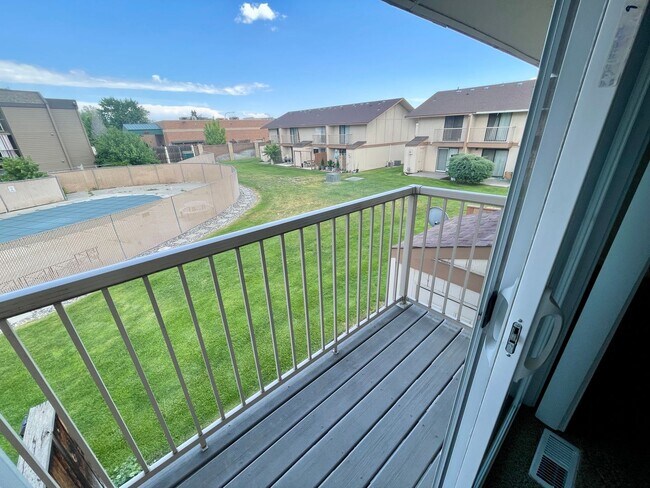 Building Photo - $500 off First Month's Rent- Updated N. Richland Townhome, Short Walk to the River!