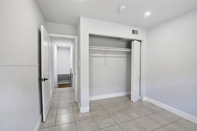 Building Photo - 1721 SW 40th Terrace