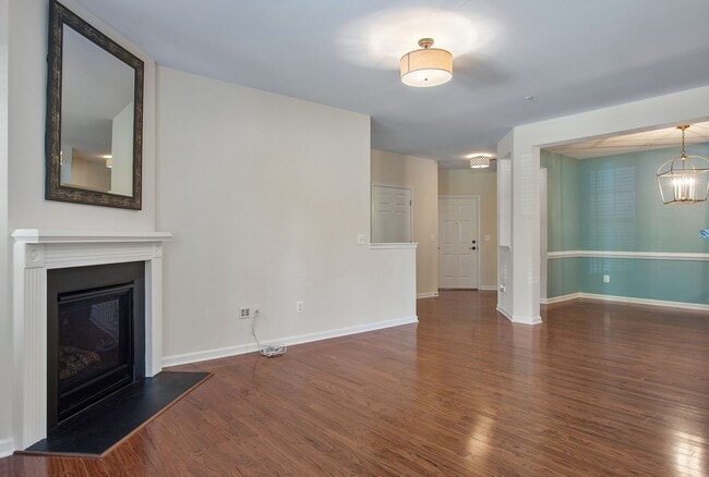 Building Photo - Stunning, Spacious 2 Bedroom Condo in Midl...