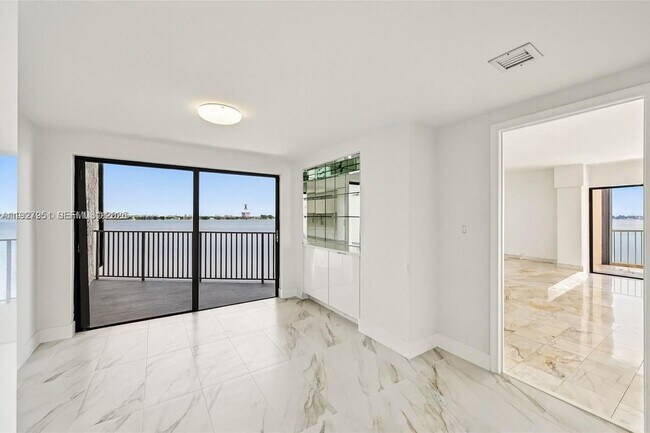 Building Photo - 1800 NE 114th St