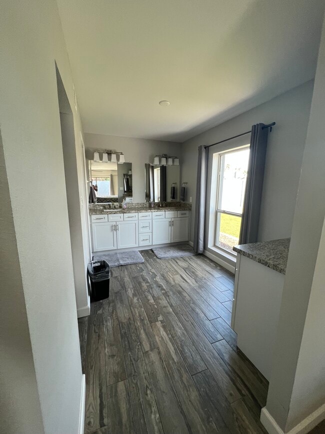 Building Photo - 5210 E Karen Dr