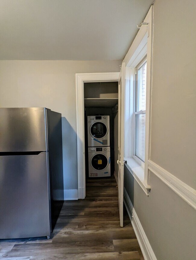 Building Photo - 229 Amber St