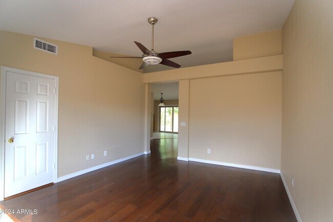 Building Photo - 1130 W Raven Dr