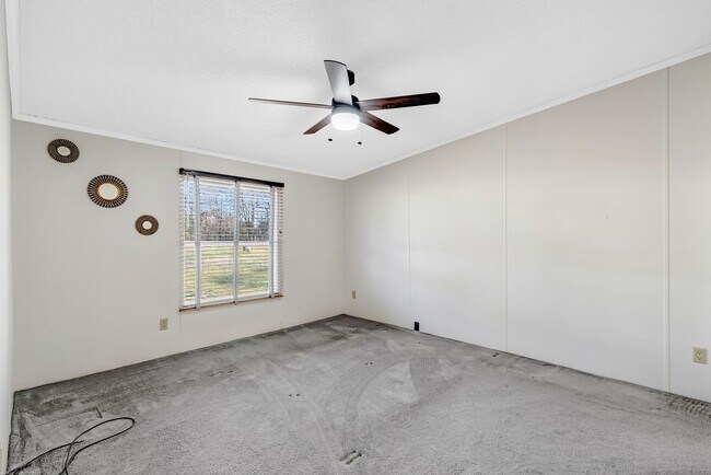 Building Photo - 3 Bedroom/2 Bathroom Equine Farm Home