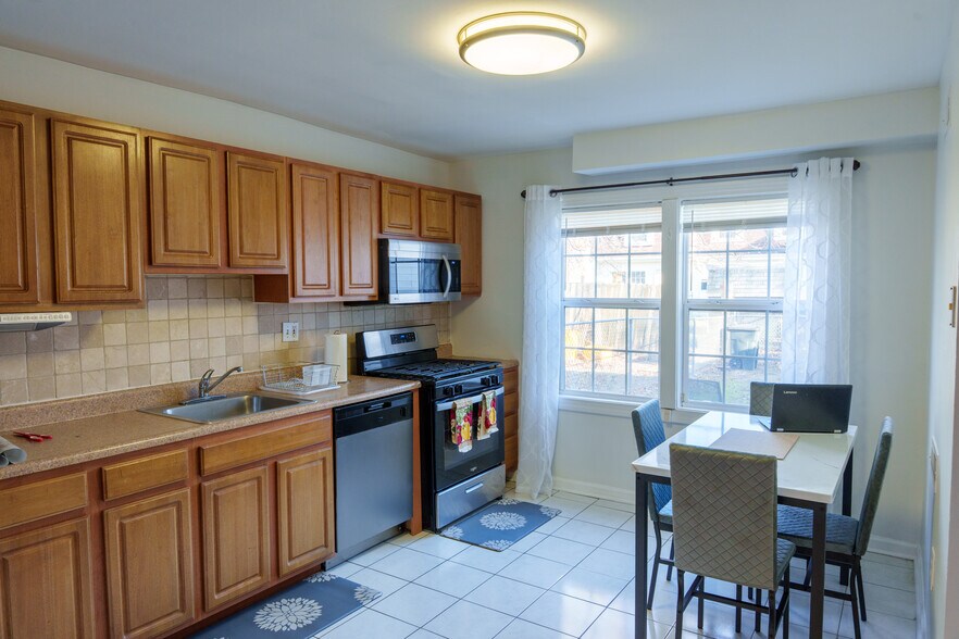 Building Photo - 8439 Pioneer Dr