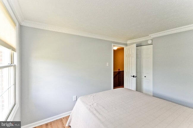 Building Photo - 9505 Baroness Ct